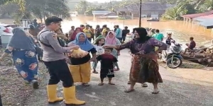 Polri Bersama Stakeholder Tangani Banjir di Merangin dan Sarolangun, Warga Diimbau Tetap Waspada
