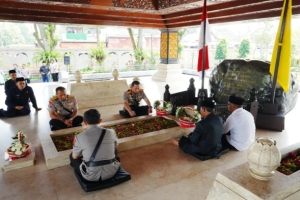 Jelang Hari Bhayangkara ke-80, Kapolri Jadikan Ziarah ke Makam Presiden RI Terdahulu Momentum Refleksi Nilai Kebangsaan