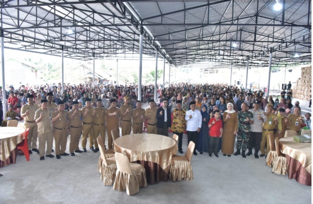 Maulana- Diza Salurkan Belasan Ribu Bantuan Bagi Masyarakat dan Anak Yatim