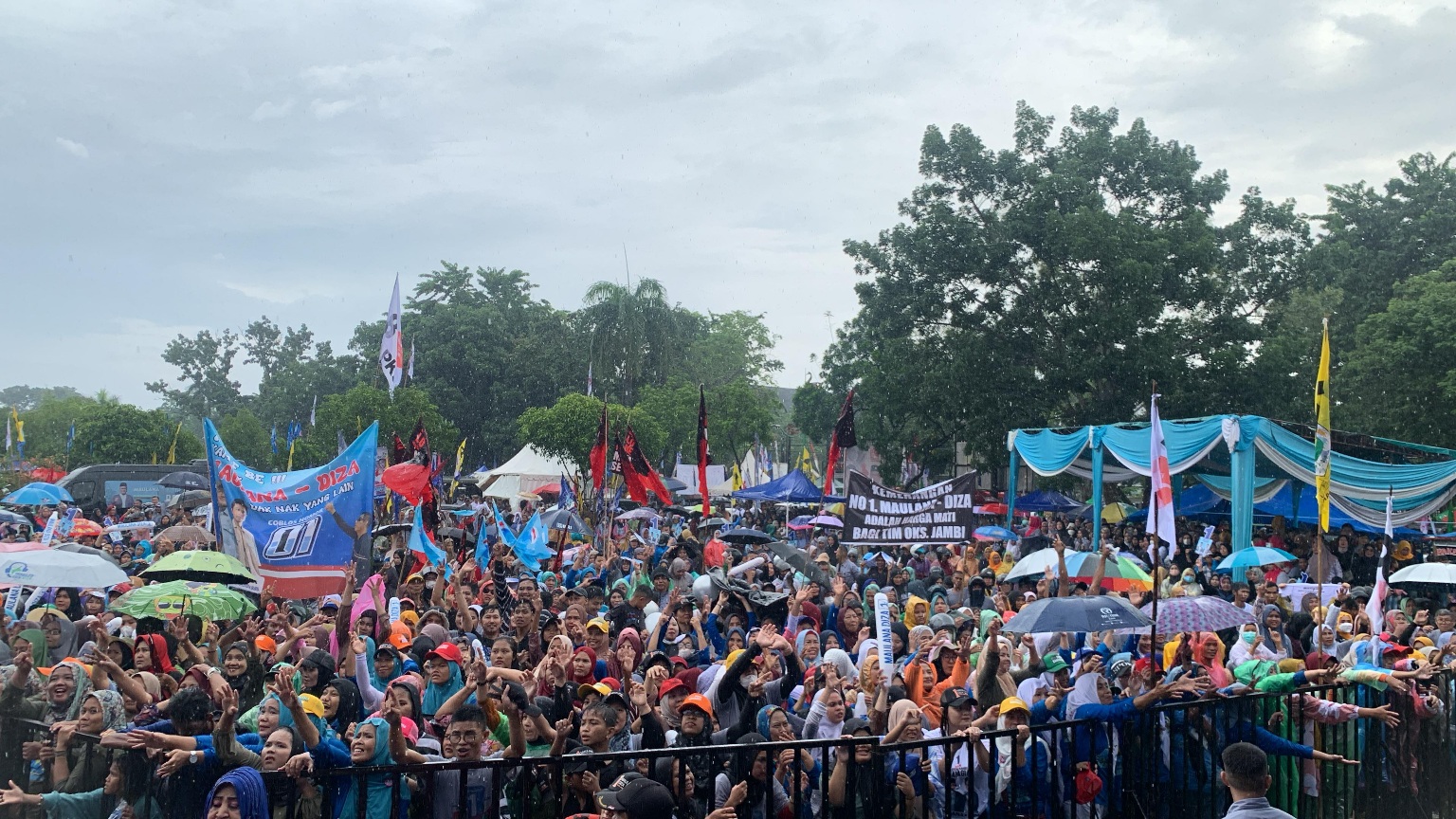 Tak Peduli Hujan, Ribuan Masyarakat Pendukung Maulana-Diza Hadiri Kampanye Akbar