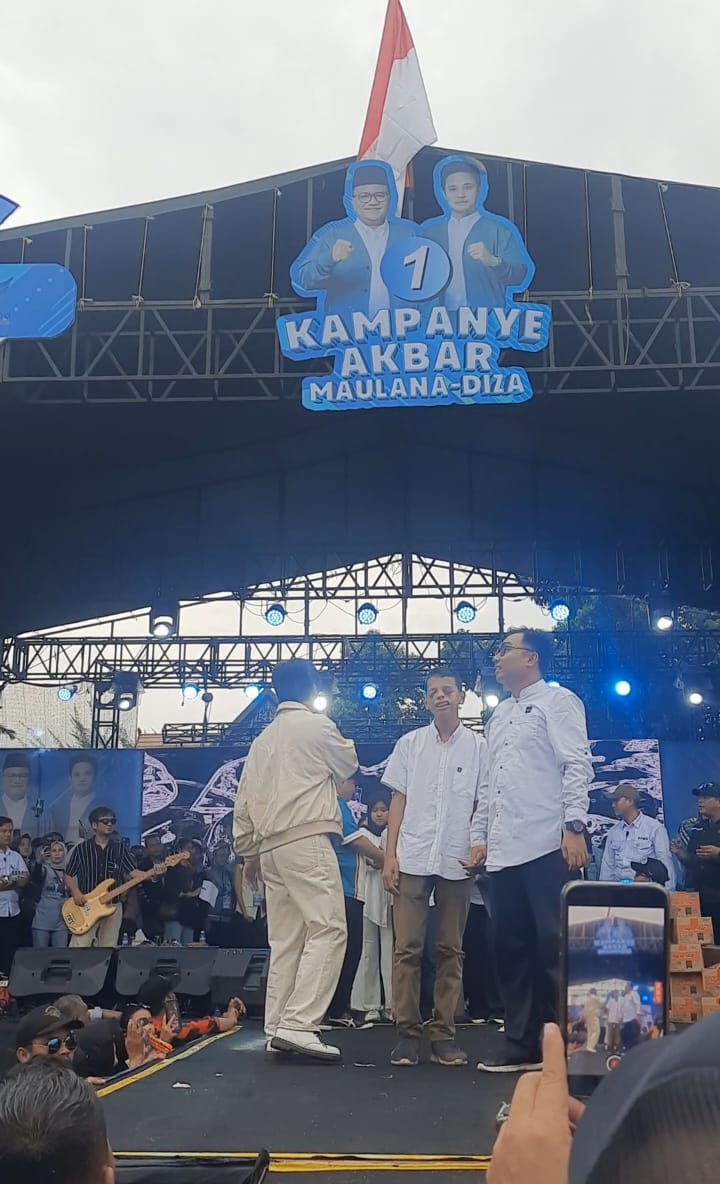 Penampilan Spesial Kelompok Difabel Dan D'Masiv Di Kampanye Akbar Maulana-Diza