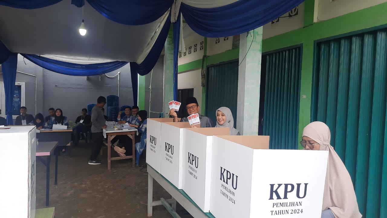 Cawako Maulana Nyoblos Bersama  Isteri Himbau Warga Gunakan Hak Pilih
