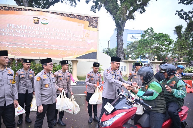 Kapolda Jambi Bersama Bhayangkari, OKP dan Ormas Bagikan Takjil kepada Masyarakat dan Ojek Online
