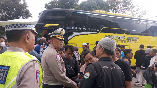 Polda Jambi Tutup Jalan Jambi - Palembang 