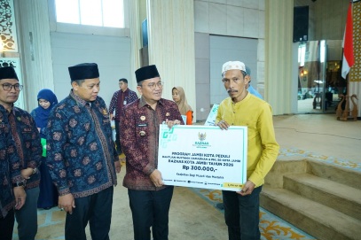 Gerakan Pejabat Daerah dan Aghniya’ Berzakat, Wali Kota Jambi Serahkan Bantuan Kepada Mustahik dan Korban Kebakaran