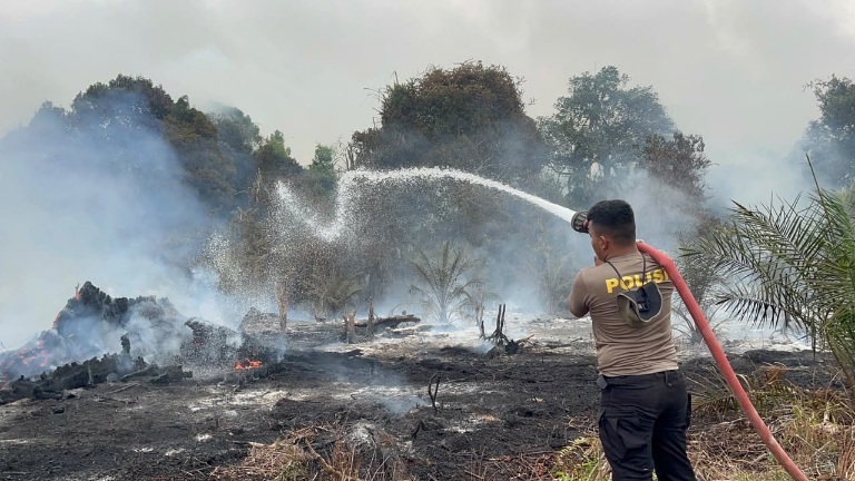 Satbrimob Polda Jambi Kerahkan 30 Personel Tangani Karhutla di Betara Tanjab Barat