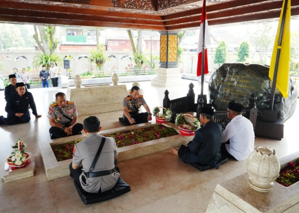 Jelang Hari Bhayangkara ke-80, Kapolri Jadikan Ziarah ke Makam Presiden RI Terdahulu Momentum Refleksi Nilai Kebangsaan