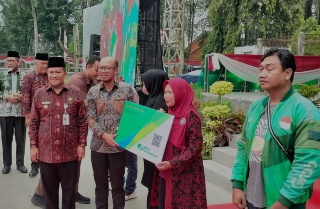 Wali Kota Jambi Launching Bantuan Jaminan Sosial Bagi Pekerja Rentan