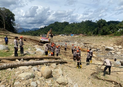Polri Gerak Cepat Evakuasi Kecelakaan Kerja Masyarakat Yang Tertimbun Longsor