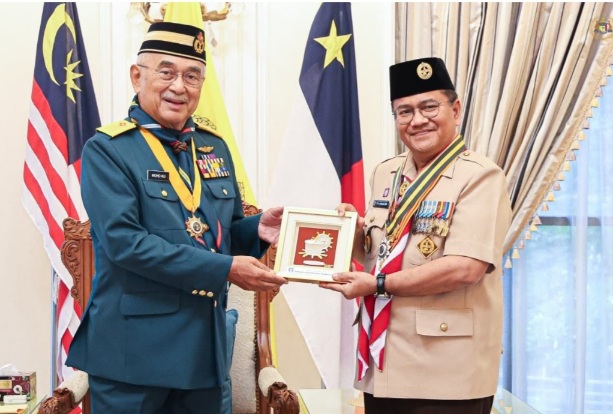 Wali Kota Jambi Dianugerahi Penghargaan "Semangat Rimba Silver" Atas Dukungan Kepramukaan di Malaysia