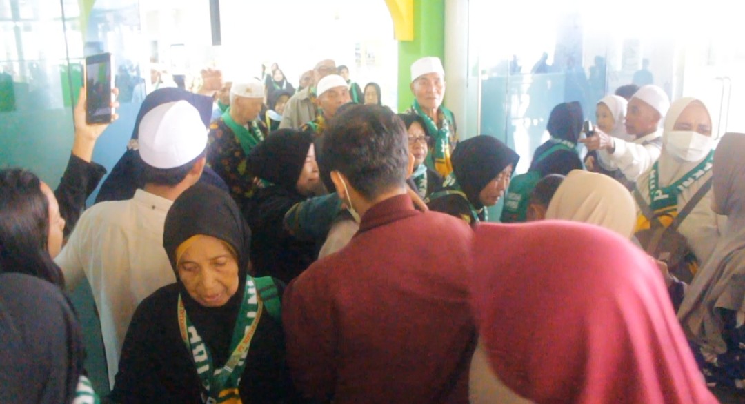 Isak Tangis Warnai Kepulangan Jamaah Umroh